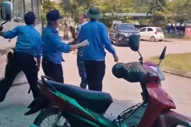 Tạm đình chỉ 3 bảo vệ hành hung lái xe ôm trước cổng bệnh viện ở Lào Cai