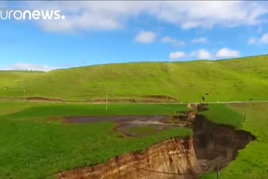 Hố sâu tử thần đột nhiên xuất hiện với độ dài tương đương 2 sân bóng đá