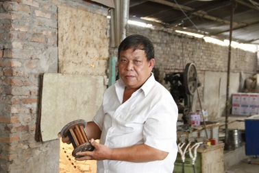 Cận cảnh công nghệ sưởi ấm gia cầm từ bếp than tổ ong