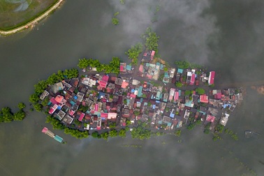 Khu dân cư Hà Nội thành "ốc đảo hình cá" giữa biển nước ngập