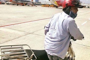 Lạ lùng người đàn ông phóng xe máy khắp... khu bay Tân Sơn Nhất