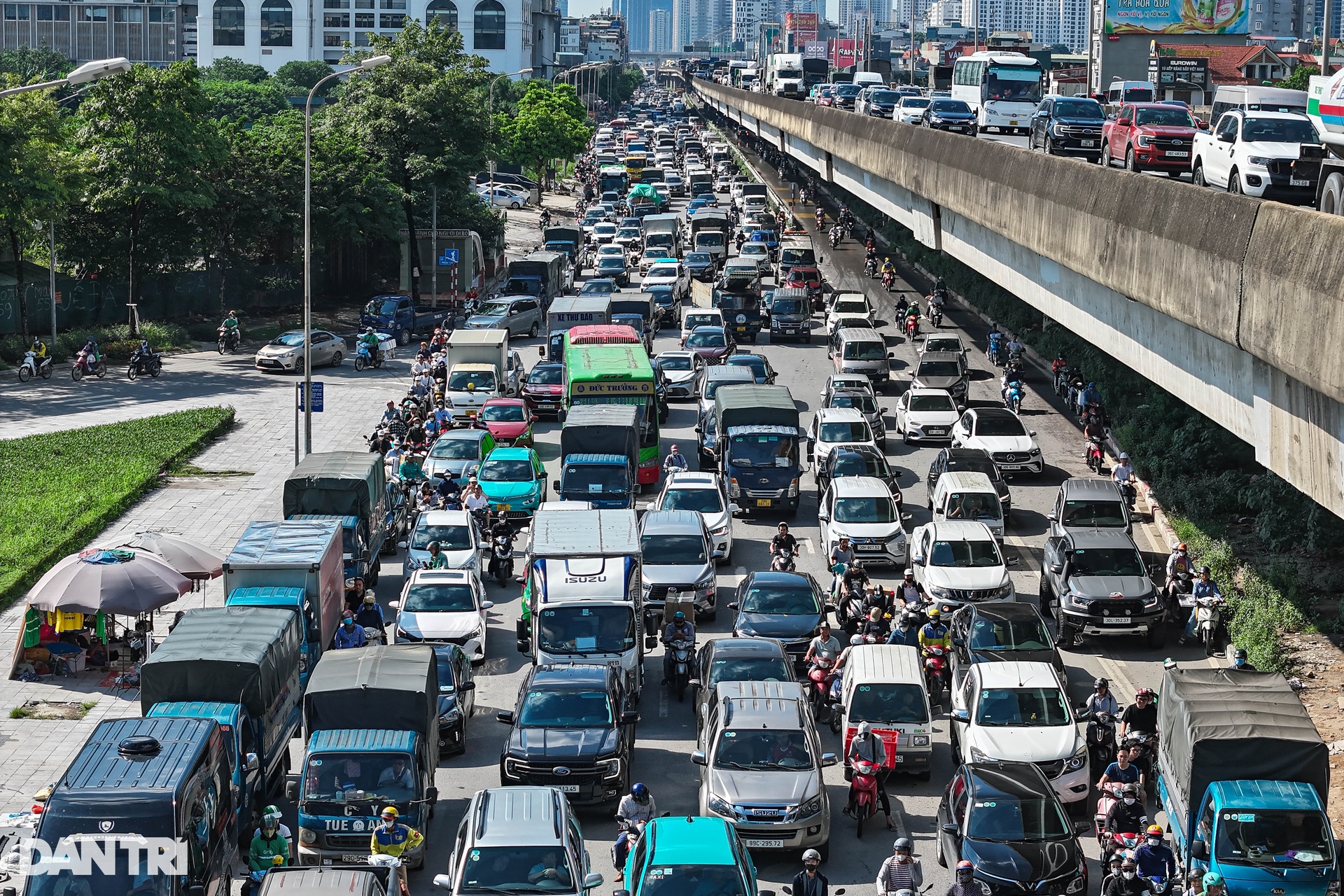 Người dân ùn ùn về quê nghỉ lễ 2/9, Vành đai 3 trên cao ùn tắc hơn 5km - 3