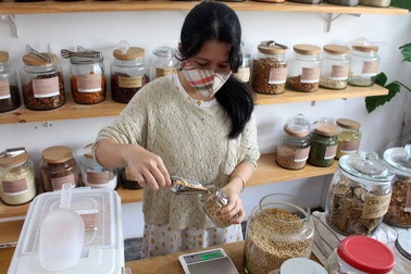 Tạp hóa kỳ lạ: Mua 1g bột nghệ, 1 thìa cà ri, chủ quán vẫn vui vẻ bán