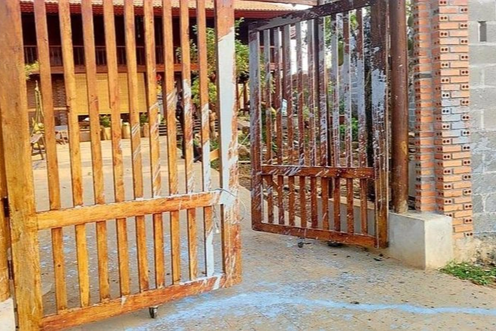 Một phóng viên bị ném bom bẩn, đe dọa cay đắng cả đời - 1 Một phóng viên bị ném bom bẩn, đe dọa cay đắng cả đời - 1