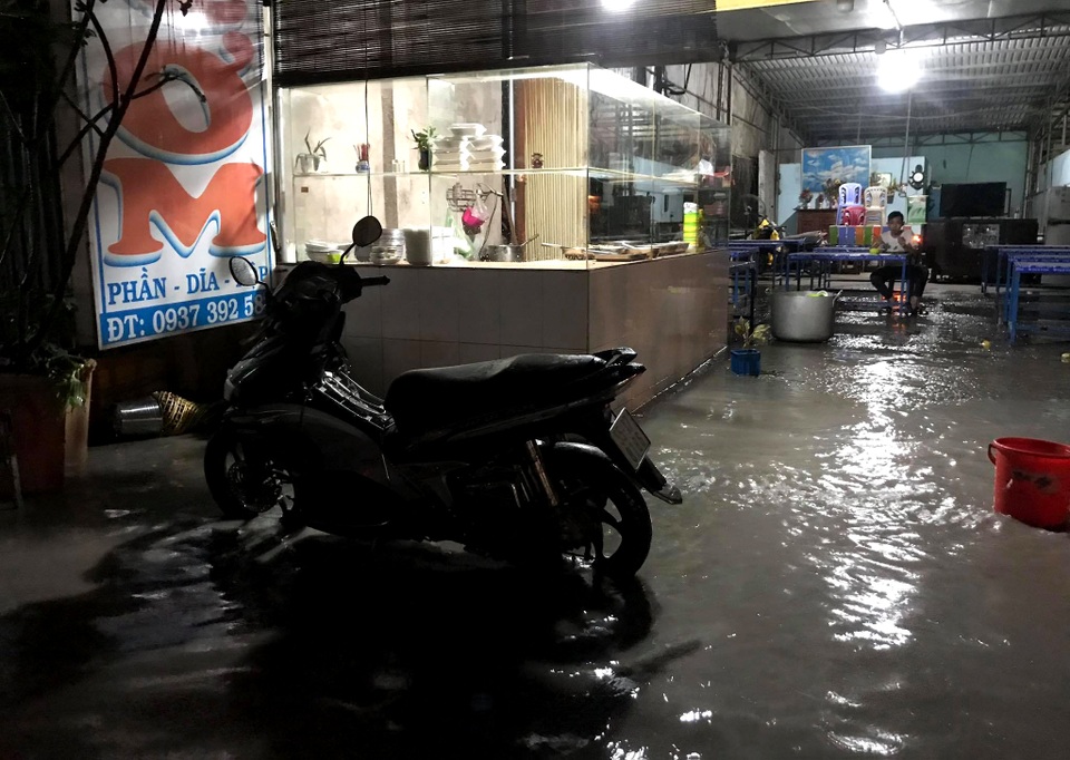 Mưa lớn kéo dài, người dân quay cuồng trong biển nước - 5 Mưa lớn kéo dài, người dân quay cuồng trong biển nước - 5