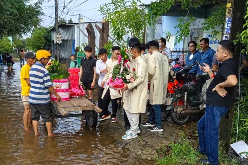 Chú rể dùng xe kéo rước dâu vượt lũ ở Đà Nẵng - 2 Chú rể dùng xe kéo rước dâu vượt lũ ở Đà Nẵng - 2