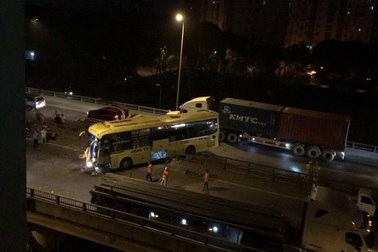 Hà Nội: Xe khách leo dải phân cách chắn ngang đường trên cao