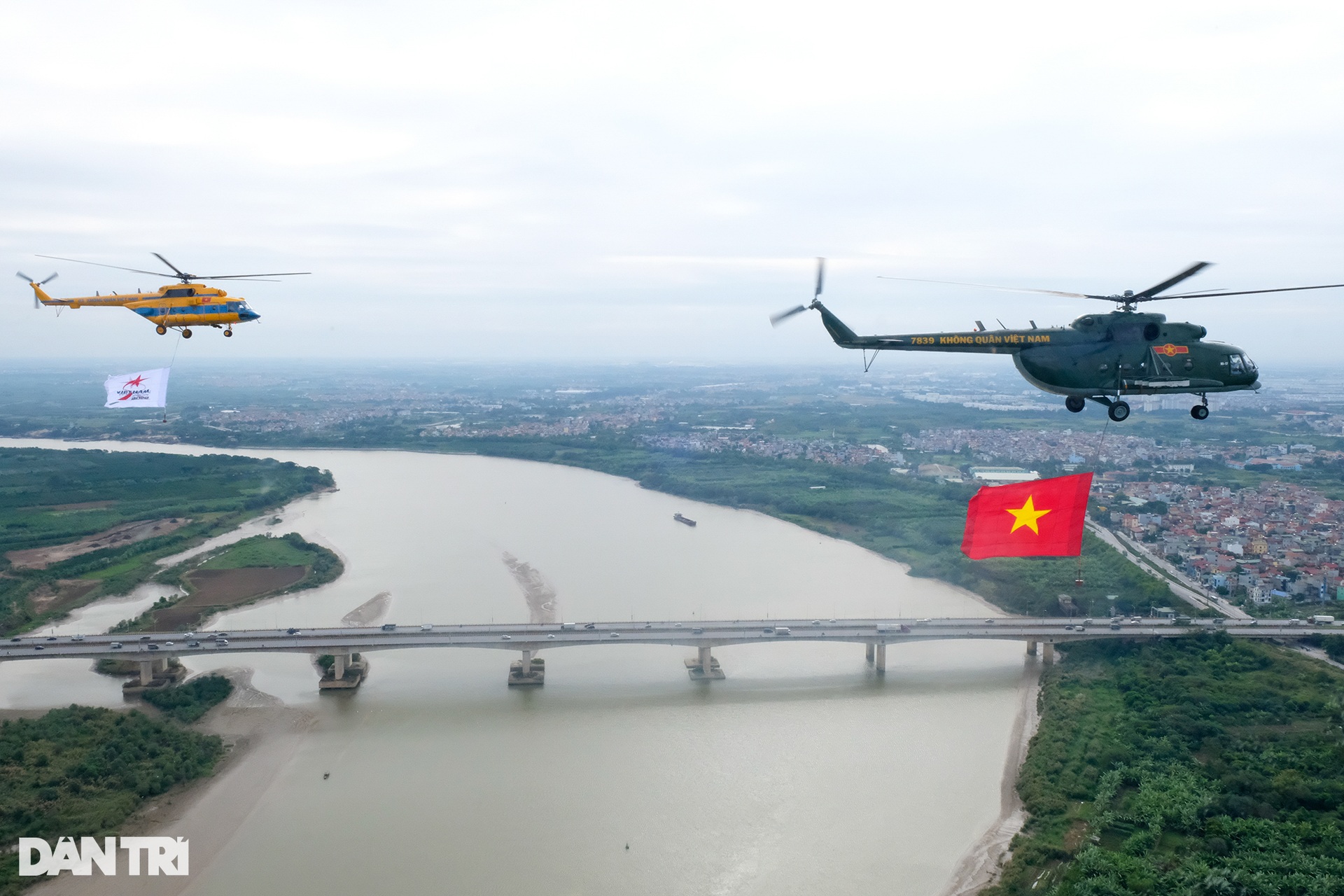 Cận cảnh dàn trực thăng bay huấn luyện phục vụ Triển lãm Quốc phòng quốc tế - 12 Cận cảnh dàn trực thăng bay huấn luyện phục vụ Triển lãm Quốc phòng quốc tế - 12