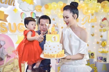 Hoa hậu đám cưới xa hoa với đại gia mía đường làm sinh nhật hoành tráng cho con