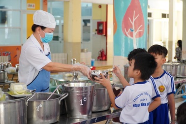 Các khoản thu năm học 2024-2025 ở TPHCM: Suất ăn bán trú theo thỏa thuận