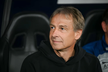 HLV Klinsmann "bơi trong tiền" sau khi bị sa thải ở Hàn Quốc