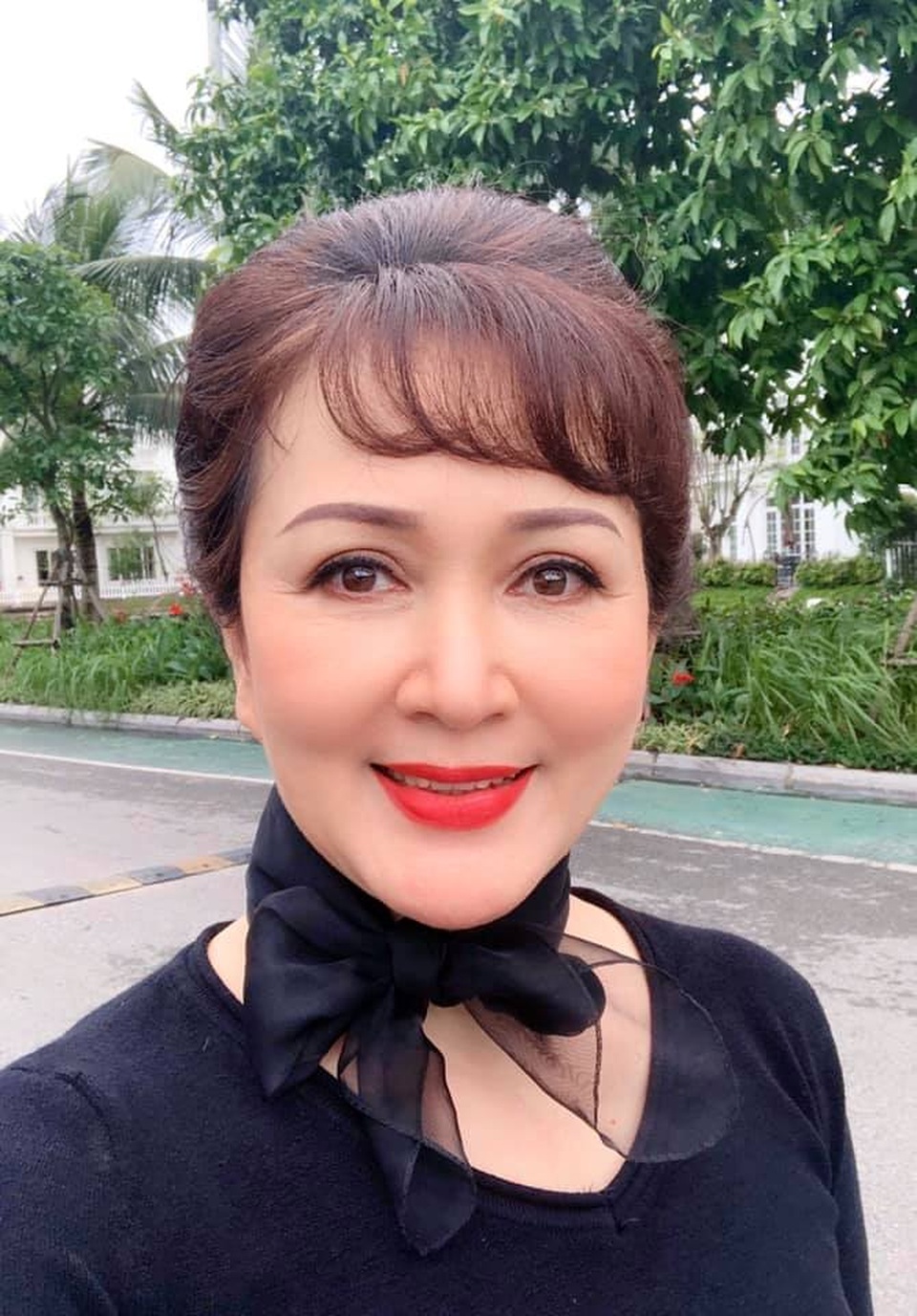 NSND Minh Hoà gây sửng sốt với kiểu tóc “nam tính” hơn 30 năm trước - 3 NSND Minh Hoà gây sửng sốt với kiểu tóc “nam tính” hơn 30 năm trước - 3