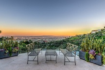 Chiêm ngưỡng dinh thự đẹp như mơ của "ngôi sao" YouTube 23 tuổi