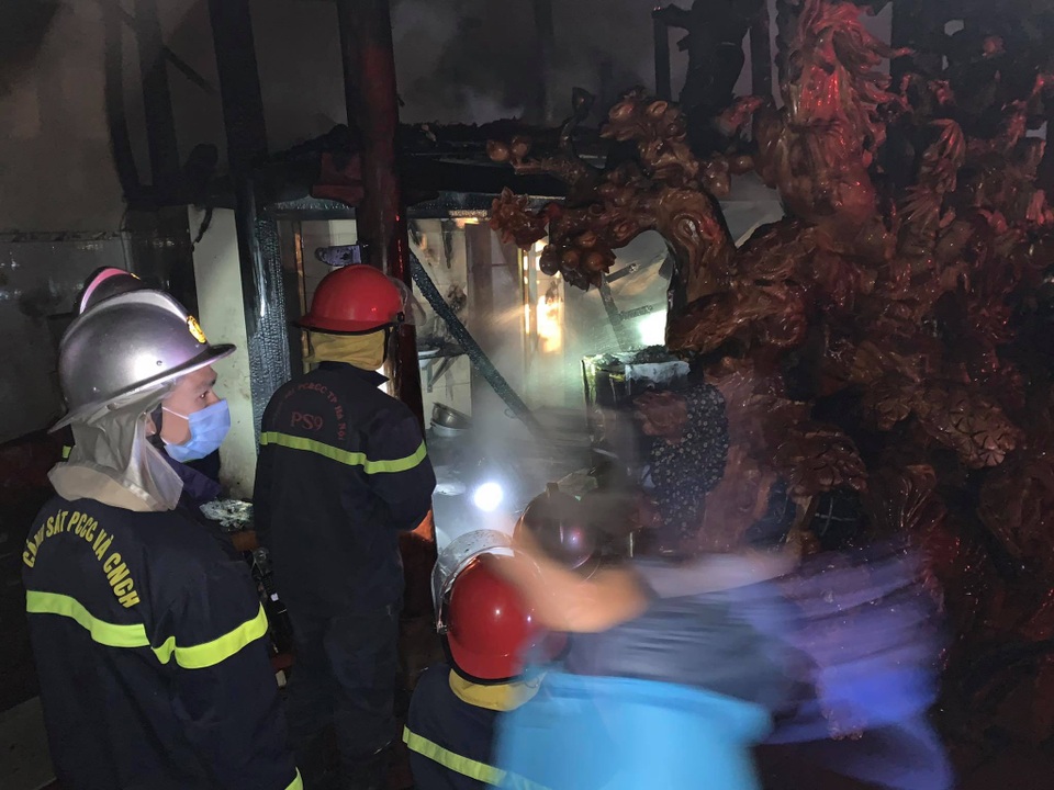 Hà Nội: Nhà sàn rộng hơn 300 m2 cùng nhiều tượng gỗ lớn bị thiêu rụi - 1 Hà Nội: Nhà sàn rộng hơn 300 m2 cùng nhiều tượng gỗ lớn bị thiêu rụi - 1