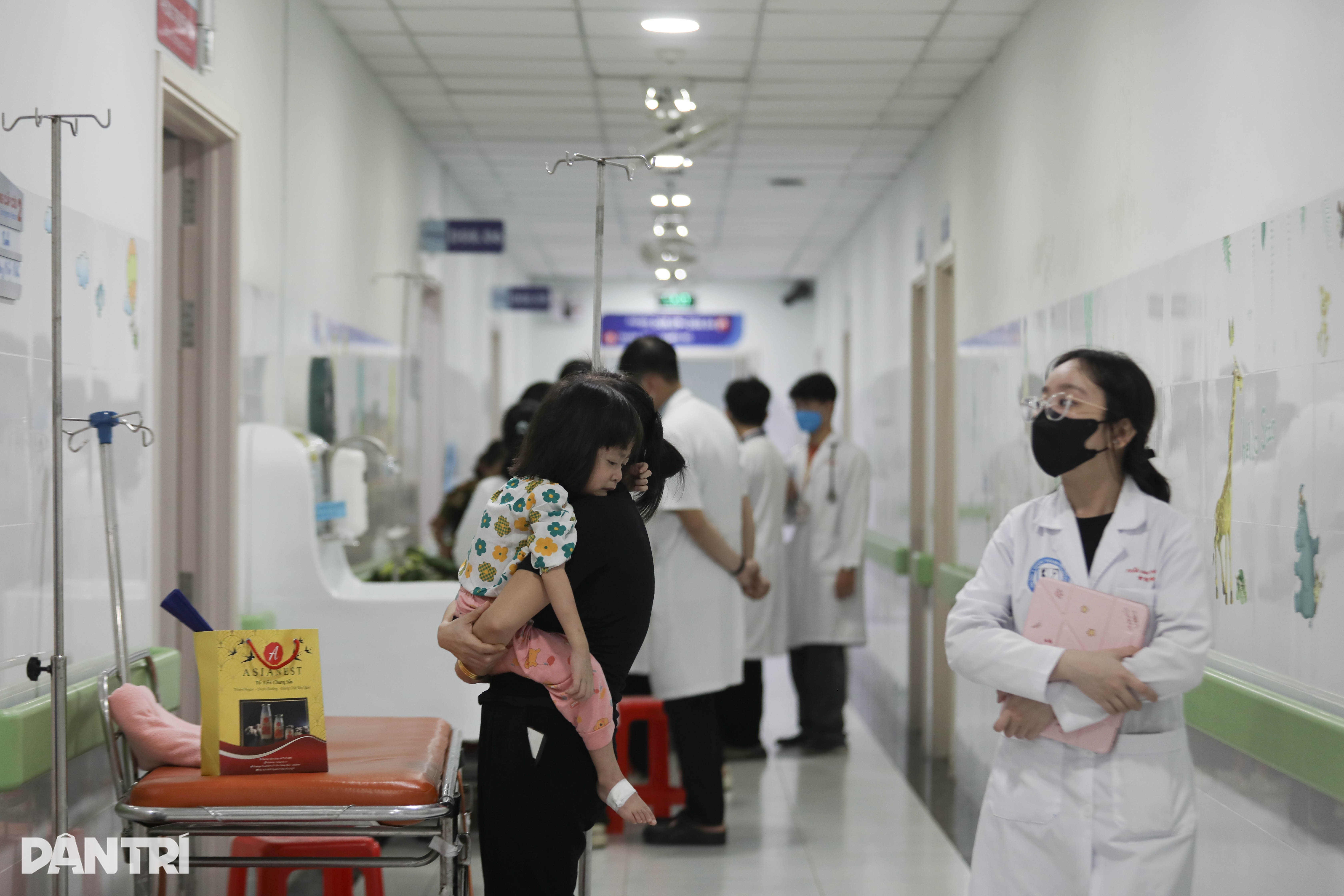 Hàng loạt người lớn, trẻ em ở TPHCM nhập viện vì đe dọa sốc sốt xuất huyết - 13
