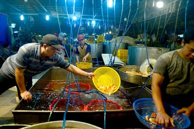 Chợ cá chép nhộn nhịp lúc nửa đêm ở Sài Gòn