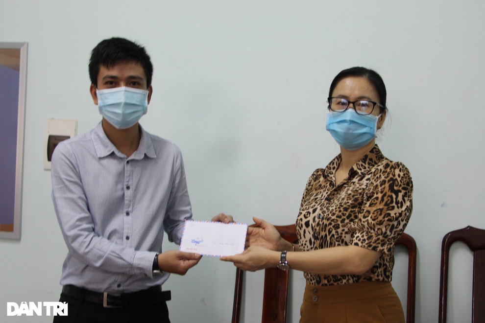 Trao tặng 50 triệu đồng gia đình có công ở miền Trung - Tây Nguyên - 4 Trao tặng 50 triệu đồng gia đình có công ở miền Trung - Tây Nguyên - 4