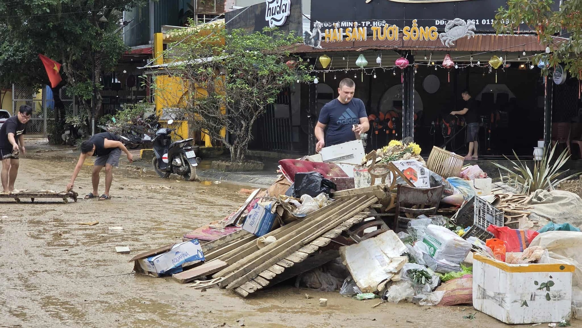 Bùn non phủ kín cố đô, người dân Huế dốc sức hồi sinh phố phường - 11 Bùn non phủ kín cố đô, người dân Huế dốc sức hồi sinh phố phường - 11
