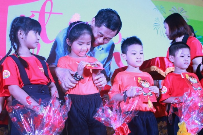 Trẻ em nào cũng thích được mừng tuổi đầu xuân năm mới. Ảnh minh họa