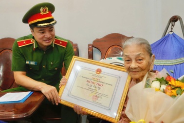 Thiếu tướng Mai Hoàng thăm, chúc thọ các cụ 90 tuổi ở TPHCM