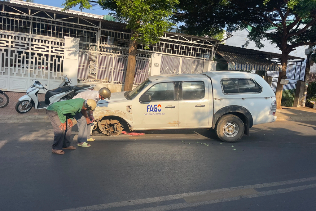 Ô tô bán tải tông nữ công nhân quét rác, văng cả lốp khỏi xe - 1