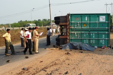 Lật xe container, 4 người chết thảm