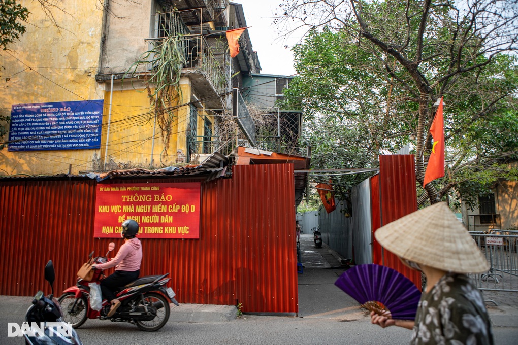 Cuộc sống quây tôn như trong lồng chim tại chung cư nguy hiểm nhất Hà Nội - 2 Cuộc sống quây tôn như trong lồng chim tại chung cư nguy hiểm nhất Hà Nội - 2