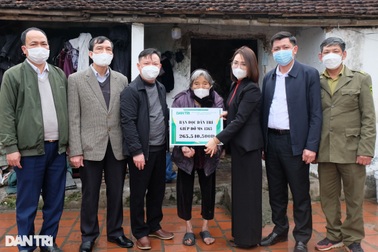 Hơn 300 triệu đồng đến với cụ già 90 tuổi nuôi hai con thần kinh