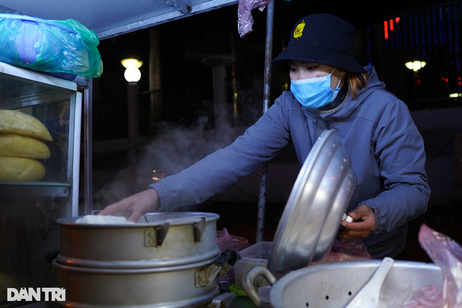 Người dân đốt lửa sưởi ấm, chật vật mưu sinh xuyên đêm trong mưa rét kỷ lục - 8 Người dân đốt lửa sưởi ấm, chật vật mưu sinh xuyên đêm trong mưa rét kỷ lục - 8