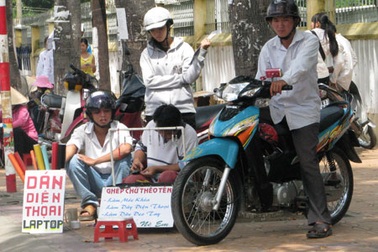 Nhiều dịch vụ “ăn theo” mùa tuyển sinh 