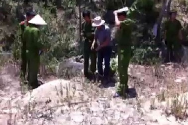 Tự dùng dao đâm vào cổ do bị phát hiện ngoại tình