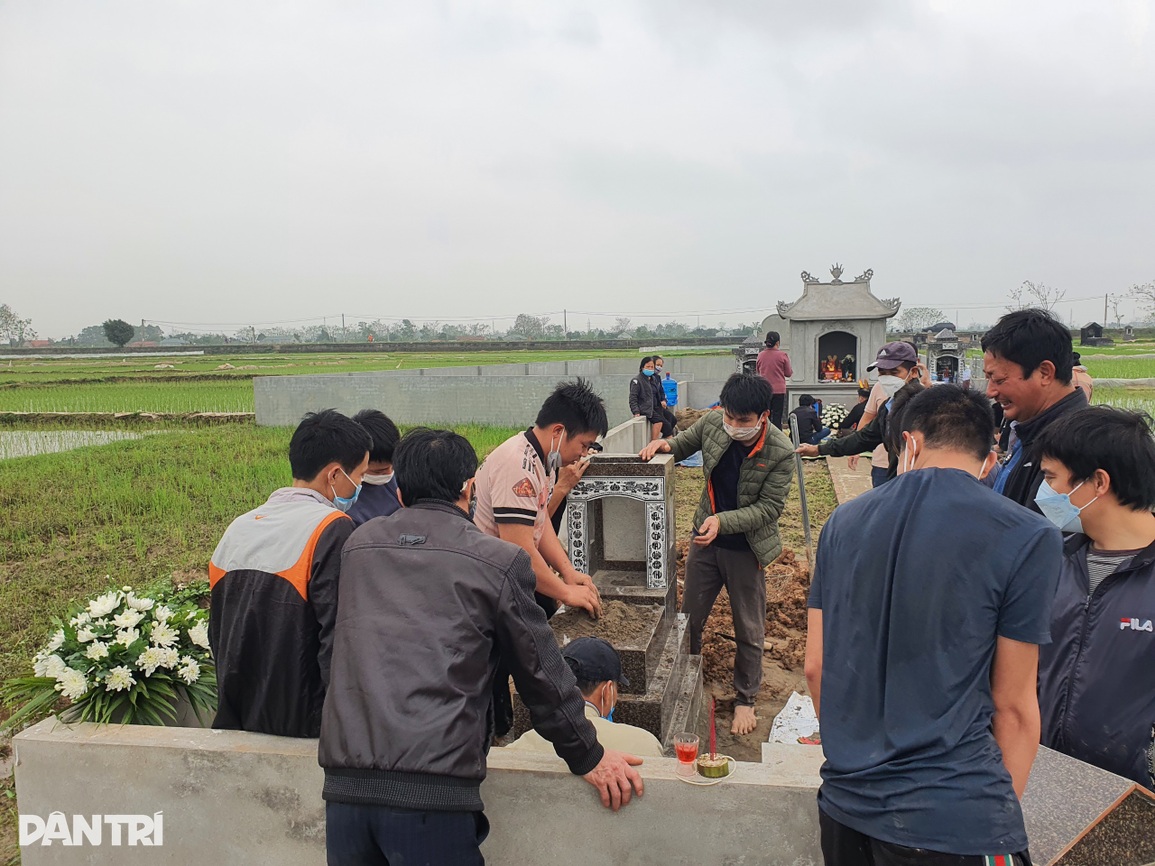 Hàng xóm chung tay xây mộ cho cháu bé 3 tuổi bị đóng đinh vào đầu - 3 Hàng xóm chung tay xây mộ cho cháu bé 3 tuổi bị đóng đinh vào đầu - 3