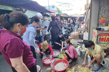 Trước "giờ G" phát thẻ đi chợ, người dân xếp hàng mua đồ tích trữ