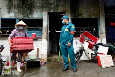 Tiểu thương chợ tự phát ở Sài Gòn vội vã chạy hàng khi bị kiểm tra xử lý