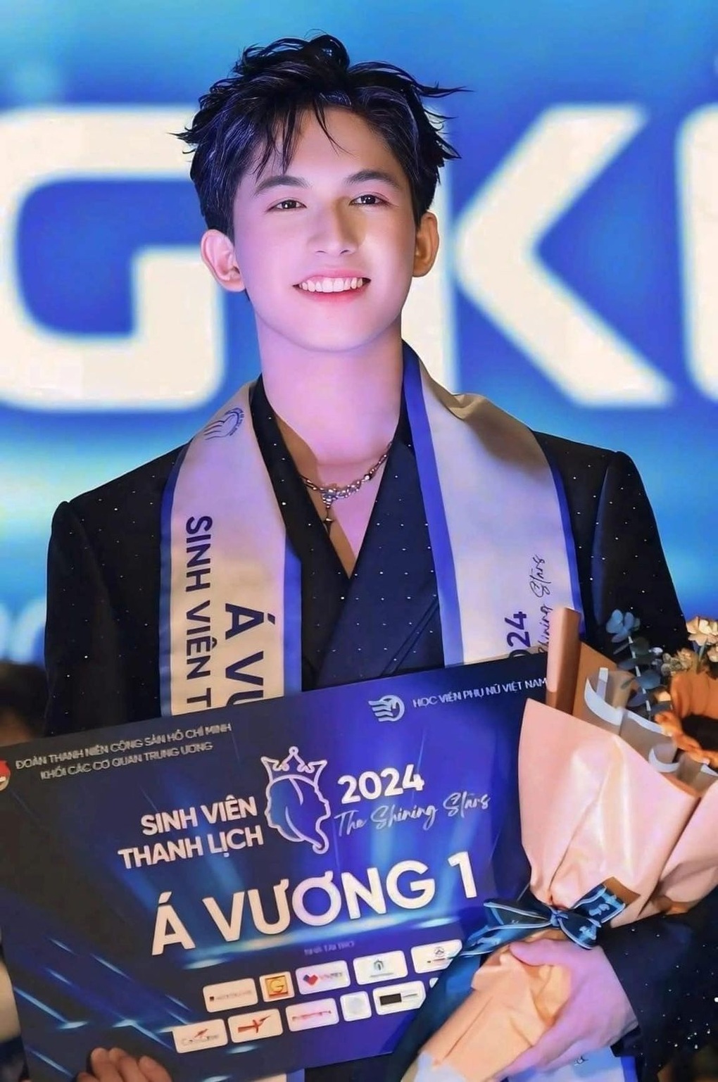 Nam sinh từng gây sốt vì quá đẹp trai đã tốt nghiệp loại giỏi - 1 Nam sinh từng gây sốt vì quá đẹp trai đã tốt nghiệp loại giỏi - 1