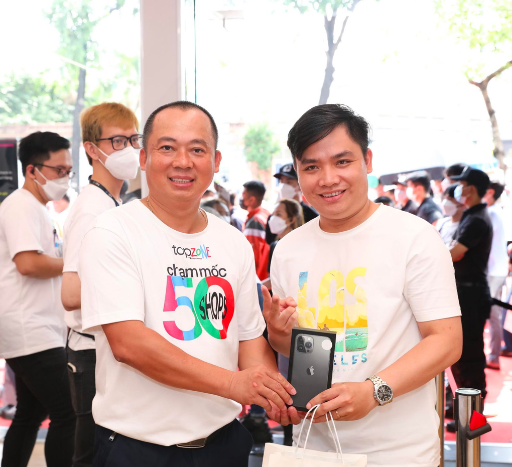 iFan xếp hàng 2 tiếng không mệt vì TopZone bất ngờ tặng iPhone 13 Pro Max miễn phí - 3 iFan xếp hàng 2 tiếng không mệt vì TopZone bất ngờ tặng iPhone 13 Pro Max miễn phí - 3