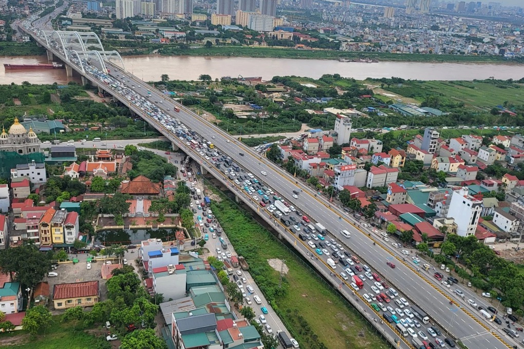 Nhiều tuyến đường hướng về triển lãm 80 năm ở Đông Anh bị ùn tắc - 2 Nhiều tuyến đường hướng về triển lãm 80 năm ở Đông Anh bị ùn tắc - 2