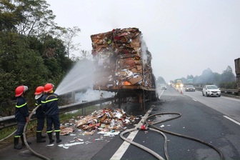 Ô tô chở phế liệu bốc cháy trên cao tốc Nội Bài - Lào Cai