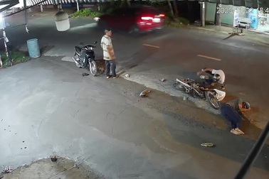 Người đàn ông đứng bên lề đường bất ngờ bị xe máy lao đến tông ngã