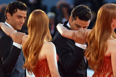 Khoảnh khắc ngọt ngào của Oscar Isaac và Jessica Chatain tại LHP Venice