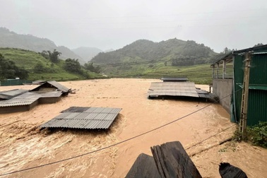 Yên Bái: Mưa bão làm sập nhà khiến bé gái 10 tuổi tử vong