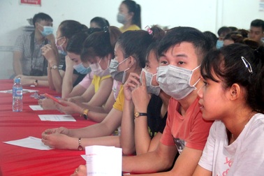 Người lao động gác nỗi nhớ nhà để đón Tết nơi đất khách