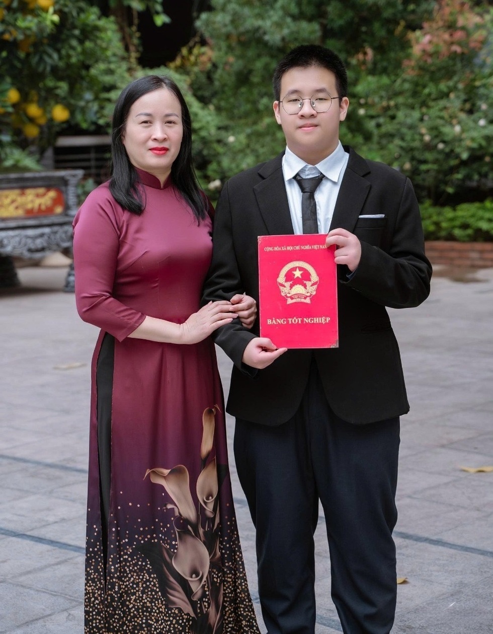 Thủ khoa 2 trường chuyên nói gì khi được hỏi Em có phải thần đồng không? - 2 Thủ khoa 2 trường chuyên nói gì khi được hỏi Em có phải thần đồng không? - 2
