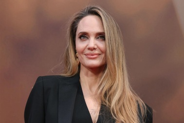 Phản ứng của Angelina Jolie giữa lúc 5 người con bỏ họ bố - Brad Pitt