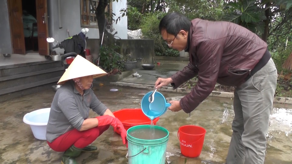 Lũ rút, nước sinh hoạt của người dân vùng thấp trũng bị vẩn đục, ô nhiễm - 2 Lũ rút, nước sinh hoạt của người dân vùng thấp trũng bị vẩn đục, ô nhiễm - 2