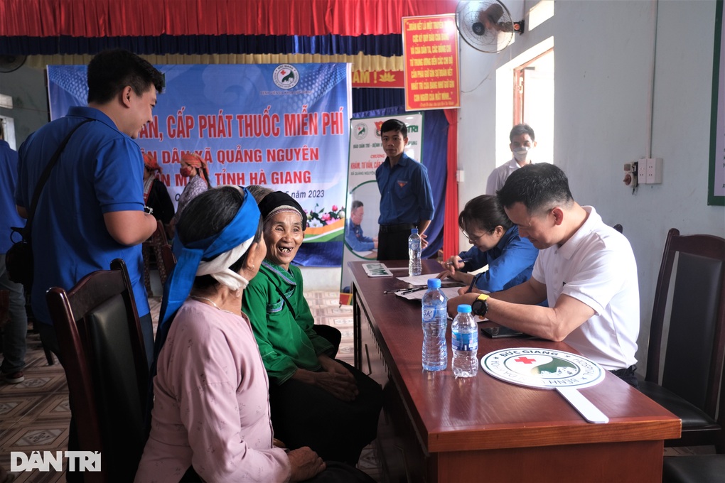 Người dân nghèo vùng cao vui mừng khi được khám bệnh, nhận thuốc miễn phí - 6 Người dân nghèo vùng cao vui mừng khi được khám bệnh, nhận thuốc miễn phí - 6