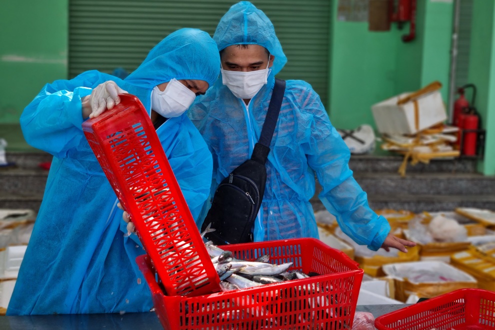 Tiểu thương Đà Nẵng mặc đồ bảo hộ kín mít, chỉ bán cho đại diện tổ dân phố - 5 Tiểu thương Đà Nẵng mặc đồ bảo hộ kín mít, chỉ bán cho đại diện tổ dân phố - 5