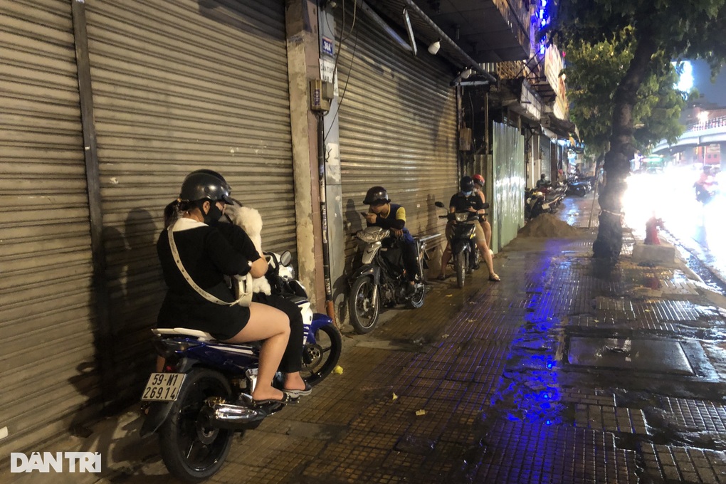 Bạn trẻ ở TPHCM chụp hình tự sướng dưới mưa tối cuối tuần - 3 Bạn trẻ ở TPHCM chụp hình tự sướng dưới mưa tối cuối tuần - 3