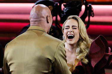 Khoảnh khắc Adele "tay bắt mặt mừng" vì gặp thần tượng gây sốt mạng xã hội