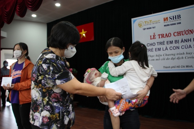 Phó Trưởng Đoàn chuyên trách Đoàn đại biểu Quốc hội TP.HCM Văn Thị Bạch Tuyết trao hỗ trợ tới trẻ em mồ côi.